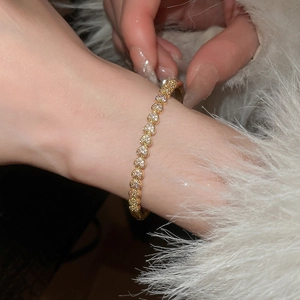 Détail de la gourmette plaquée or 18 carats avec maillons en cœur et zircons étincelants