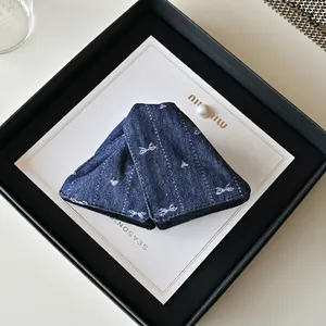 Pince à cheveux en denim bleu foncé avec nœud brodé dans un coffret cadeau