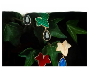 Dettaglio di una scatola per gioielli in pelle PU verde con angoli tondi e logo d'oro