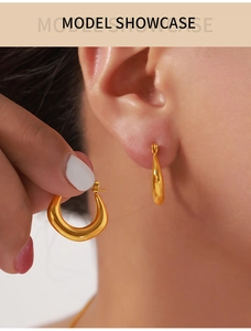 Boucles d'oreilles en U plaquées or poli portées par un mannequin pour un style épuré