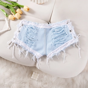 Detalle de pantalones cortos vaqueros azul claro con bordes rotos y cordones laterales