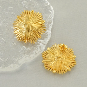 Boucles d'oreilles fleur en acier doré 18 carats avec texture de pétales superposés