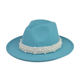 Detalle de un sombrero fedora azul lago con una elegante banda decorativa de perlas