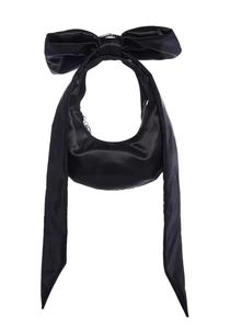 Dettaglio borsa a mezzaluna in raso nero con grande fiocco 3D ed eleganti nastri lunghi