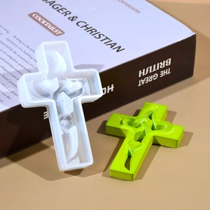 Dettaglio dello stampo in silicone a croce con trama a cuore per decorazioni fai-da-te