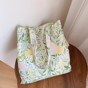 Gros plan du sac cabas en coton avec imprimés floraux vintage et écusson logo