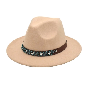 Détail d'un chapeau fedora en laine camel avec ruban décoré de perles aux motifs géométriques