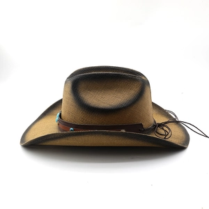 Détail d'un chapeau de cowboy en paille avec perles turquoise et dégradé vintage