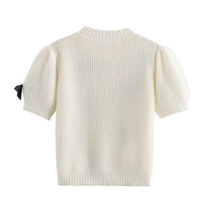 Pull chic en maille blanche à manches courtes bouffantes et petit nœud noir décoratif