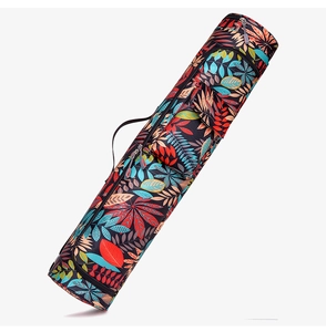Détail du sac de tapis de yoga en toile avec motif de feuilles tropicales et sangle noire
