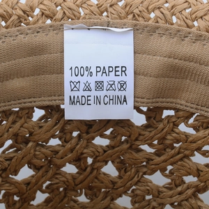 Chapeau de soleil pliable en paille de papier avec tissage détaillé et étiquette de lavage