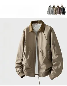 Dettaglio della giacca casual kaki da uomo con colletto a contrasto e tasche con zip funzionali
