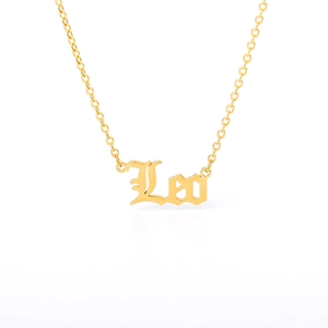 Detailansicht der Leo Sternzeichen-Halskette mit goldenem Anhänger im Gothic-Stil