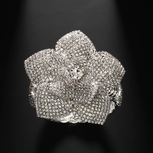Elegante bracciale a fiori argentato con petali a strati e cristalli lucenti da festa