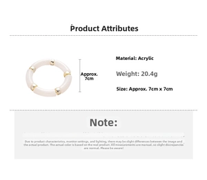 Détail d'un bracelet géométrique en acrylique crème avec accents dorés de 20,4g