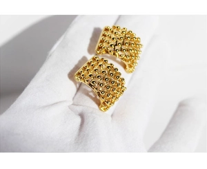 Gros plan de boucles d'oreilles vintage françaises dorées avec détails de matrice sphérique
