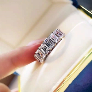 Anello aperto in argento con zirconi taglio smeraldo indossato al dito