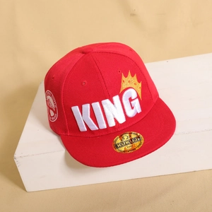 Vista laterale dettagliata del cappello rosso a tesa piatta con ricamo King in rilievo