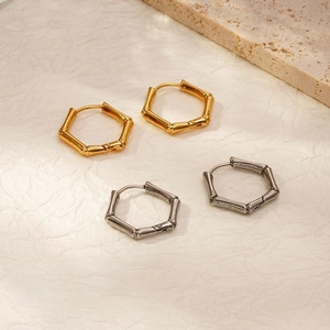 Boucles d'oreilles hexagonales en bambou minimalistes en finitions or et argent rétro