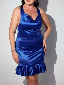Königsblaues Satin-Neckholder-Kleid mit drapiertem Ausschnitt und gestuftem Rüschensaum