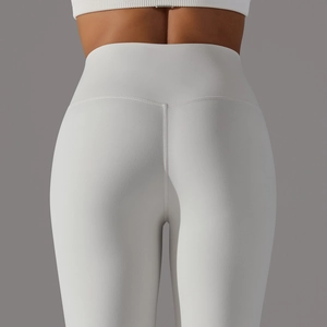 Gros plan sur un legging de yoga taille haute avec coutures en V pour effet push-up