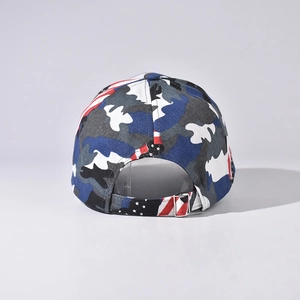 Détail de la boucle en métal et du motif camouflage bleu drapeau USA sur la casquette