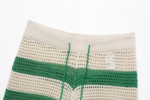 Nahaufnahme der Strickshorts mit atmungsaktiver Netzstruktur und grünem Kordelzug