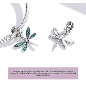 Détail du pendentif libellule en argent S925 avec émail dégradé et pierre de zircon
