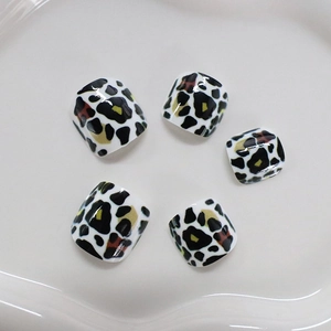 Faux ongles d'orteils carrés brillants avec motif léopard classique noir et blanc