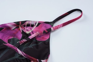 Dettaglio delle sottili spalline regolabili e stampa floreale sul top sexy con scollo a V