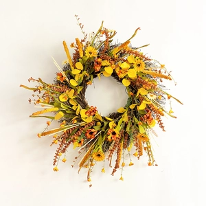 Couronne d'automne artificielle avec fleurs jaunes et oranges sur base de rotin pour porte