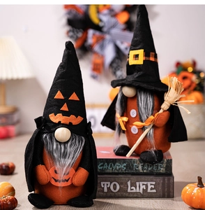 Dettaglio di due gnomi di Halloween con zucche e scope in un'atmosfera calda di casa