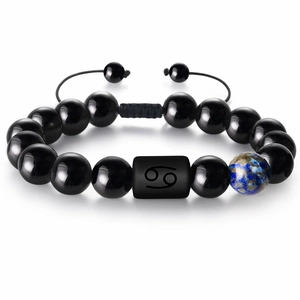 Détail du bracelet Cancer avec perles d'agate noire et cordon tressé réglable noir
