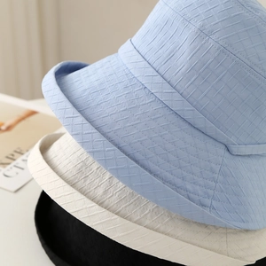 Chapeau de soleil pliable à large bord avec ruban et tissu texturé à carreaux multicolore