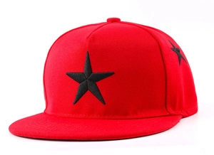 Detailansicht der roten Snapback-Kappe mit schwarzen Sternstickereien und Baumwollstoff