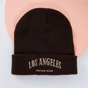 Gros plan sur la broderie Los Angeles vintage sur le bonnet en tricot marron foncé