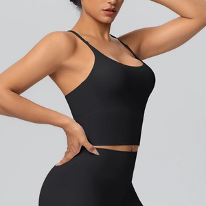 Détail de la brassière de sport en nylon noir avec dos croisé et legging taille haute