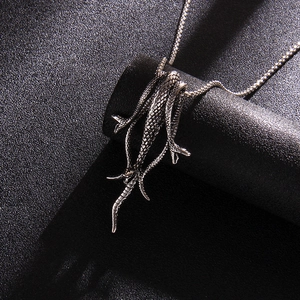 Pendentif serpent pieuvre argenté style punk avec écailles sur une chaîne box