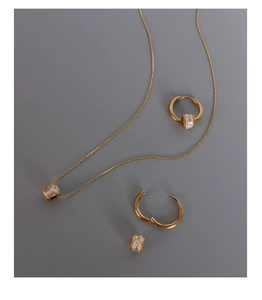 Detail von 18K Gold-Halskette und abnehmbaren Ohrringen mit rechteckigen Kristallen