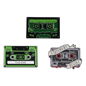 Lot de trois pin's Magnus Archives en émail avec cassettes rétro et motifs d'œil