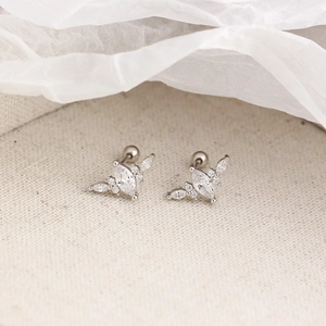 Détail des boucles d'oreilles en argent S925 avec diamants marquise et fermoir à vis