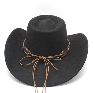 Détail d'un chapeau de cowboy en feutre noir avec bandeau en cuir brun et rivets