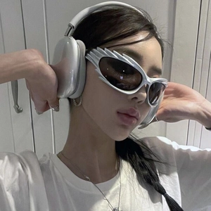 Silberne Y2K-Sonnenbrille mit Shield-Rahmen und dunklen Gläsern an einem Model