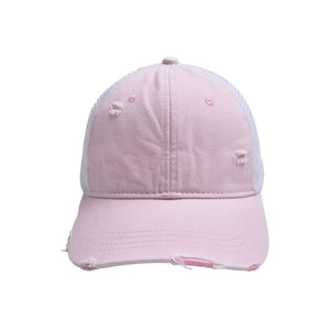 Primer plano detallado de la gorra de rejilla rosa vintage con efectos de tela desgastada