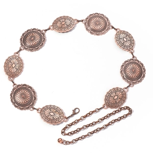 Détail de la chaîne de taille en bronze antique avec médaillons ronds gravés