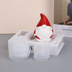 Vue détaillée des moules en silicone de gnome de Noël avec un modèle de bougie fini