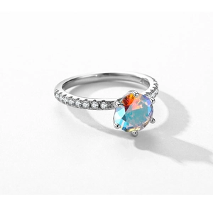 Dettaglio anello in argento S925 con opale colorato a sei griffe e zirconi incastonati