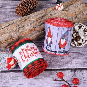 Détail de rubans de Noël avec texte festif et motifs de gnomes pour décoration