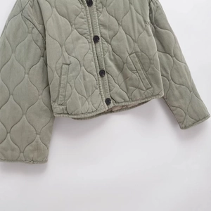 Veste matelassée verte avec col rond et boutons noirs dans un style décontracté
