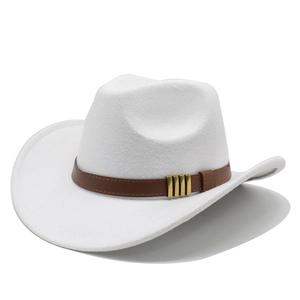 Détail d'un chapeau de cowboy en laine blanche avec ceinture brune et boucle dorée